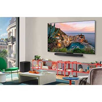 Vid utsikt över ett stilrent och färgglatt vardagsrum. LG OLED evo AI C5 4K Smart TV är monterad på väggen med en LG Soundbar under. TV:ns design smälter väl in i utrymmet. På TV-skärmen visas ett färgglatt konstverk. 