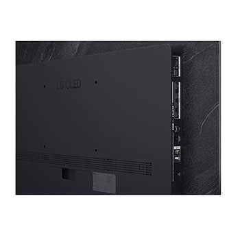 Sci-fi-innehåll spelas upp på en LG TV-skärm. På skärmen syns AI Chatbot-gränssnittet. Användaren skickade ett meddelande till chatboten och sade att skärmen är för mörk. Chatboten erbjöd lösningar på begäran. Hela scenen är även delad itu. Den ena sidan är mörkare, den andra sidan är ljusare, vilket visar hur AI Chatbot löste problemet för användaren automatiskt. Text förklarar hur Al Chatbot kan förstå användarens avsikt och tillhandahålla lösningar för felsökning.