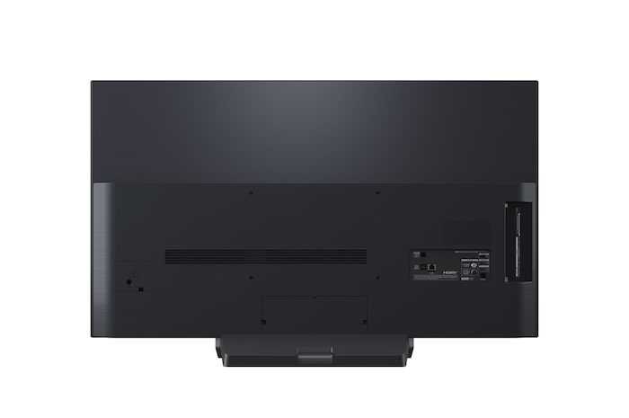 Närbild av en LG OLED TV-skärm som visar hur AI Search fungerar. Ett litet chattfönster är öppet som visar hur användaren frågade efter vilka sportspel som är tillgängliga. AI Search svarar via chatt och genom att visa miniatyrer av tillgängligt innehåll. En uppmaning att fråga Microsoft Copilot visas också.