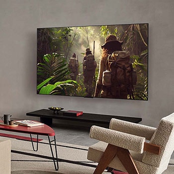 LG AI Magic Remote med AI-knappen markerad. Runt den visas de olika funktionerna som en användare kan komma åt från knappen. AI Voice ID, AI Search, AI Chatbot, AI Concierge, AI Picture Wizard, AI Sound Wizard. Texten förklarar att LG AI Magic Remote kompletterar din AI-upplevelse med en dedikerad AI-knapp och kan användas som en virtuell mus. Peka och klicka.