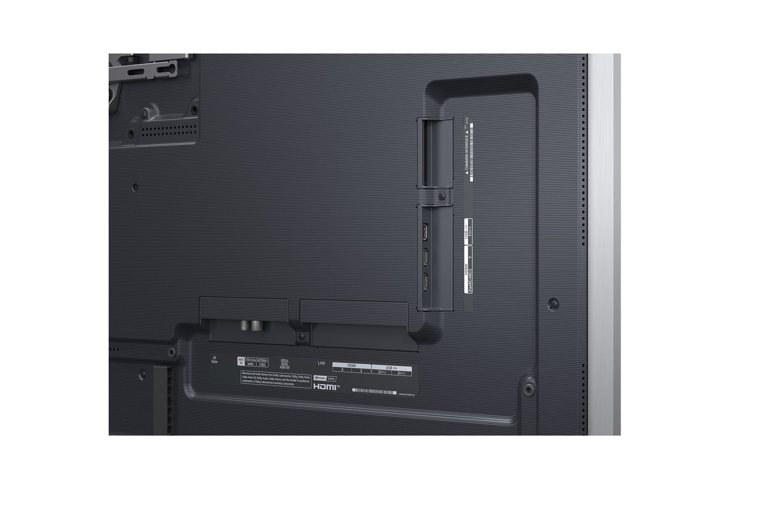 LG AI Magic Remote framför en LG TV-skärm. På skärmen visas en personlig hälsning från LG AI med anpassade nyckelord baserade på användarens sök- och visningshistorik. Vid fjärrkontrollen visas en ikon och etikett som visar att AI Concierge-funktionen är lättillgänglig med ett kort tryck på AI-knappen. 