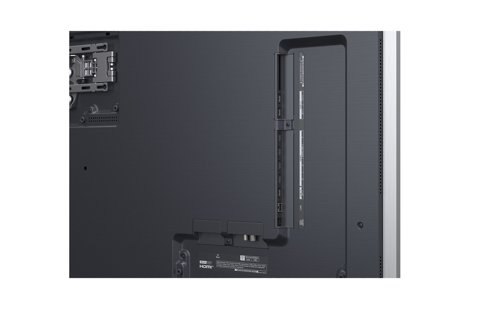 LG AI Magic Remote framför en LG TV-skärm. På skärmen visas en personlig hälsning från LG AI med anpassade nyckelord baserade på användarens sök- och visningshistorik. Vid fjärrkontrollen visas en ikon och etikett som visar att AI Concierge-funktionen är lättillgänglig med ett kort tryck på AI-knappen. 