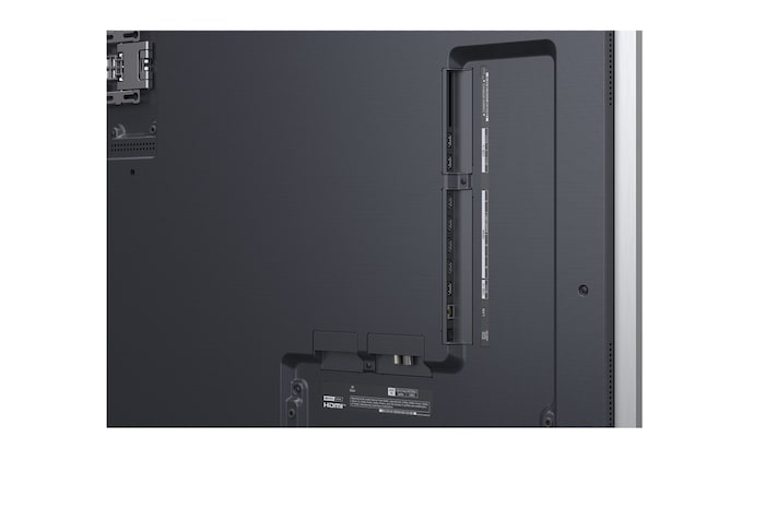 LG AI Magic Remote framför en LG TV-skärm. På skärmen visas en personlig hälsning från LG AI med anpassade nyckelord baserade på användarens sök- och visningshistorik. Vid fjärrkontrollen visas en ikon och etikett som visar att AI Concierge-funktionen är lättillgänglig med ett kort tryck på AI-knappen. 