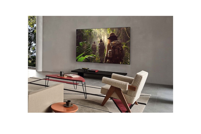 LG AI Magic Remote med AI-knappen markerad. Runt den visas de olika funktionerna som en användare kan komma åt från knappen. AI Voice ID, AI Search, AI Chatbot, AI Concierge, AI Picture Wizard, AI Sound Wizard. Texten förklarar att LG AI Magic Remote kompletterar din AI-upplevelse med en dedikerad AI-knapp och kan användas som en virtuell mus. Peka och klicka.