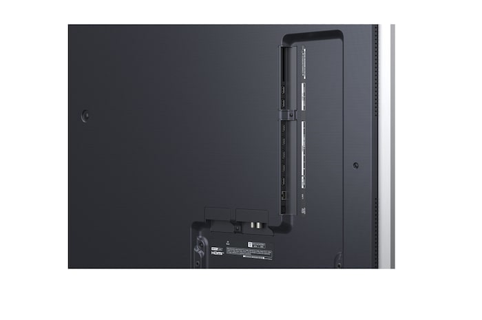 LG AI Magic Remote framför en LG TV-skärm. På skärmen visas en personlig hälsning från LG AI med anpassade nyckelord baserade på användarens sök- och visningshistorik. Vid fjärrkontrollen visas en ikon och etikett som visar att AI Concierge-funktionen är lättillgänglig med ett kort tryck på AI-knappen. 