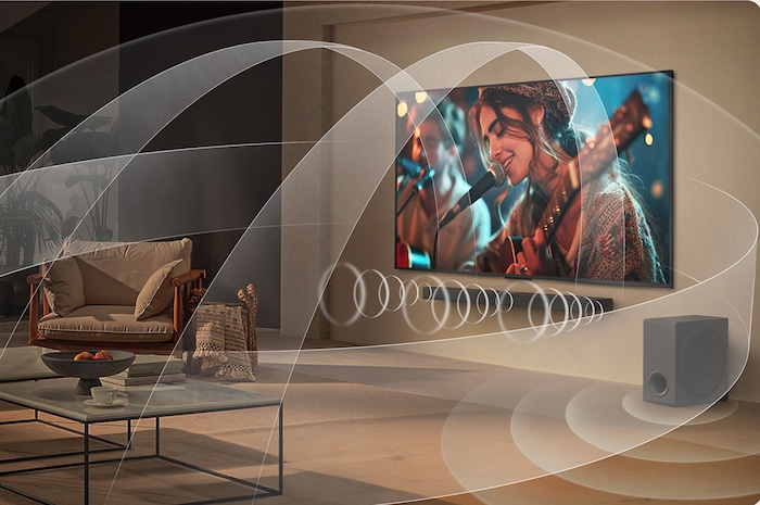 Sci-fi-innehåll spelas upp på en LG TV-skärm. På skärmen syns AI Chatbot-gränssnittet. Användaren skickade ett meddelande till chatboten och sade att skärmen är för mörk. Chatboten erbjöd lösningar på begäran. Hela scenen är även delad itu. Den ena sidan är mörkare, den andra sidan är ljusare, vilket visar hur AI Chatbot löste problemet för användaren automatiskt. Text förklarar hur Al Chatbot kan förstå användarens avsikt och tillhandahålla lösningar för felsökning.