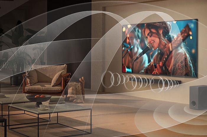 Före och efter-jämförelse av hur LG:s 4K Super Upscaling förbättrar bildkvaliteten. Två paneler som visar samma bild av en färgglad fågel som sitter på en gren i en skog, panelen till höger är urblekt. Titeln talar om hur 4K Super Upscaling förbättrar upplösning, ljusstyrka och klarhet. 