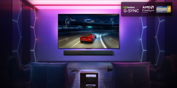 LG OLED M5 TV med ett spel som spelas på skärmen som visar upp det smidiga och sömlösa spelet. Zero Connect Box syns, men smälter väl in i utrymmet. Nvidia G-Sync-logotyp, AMD FreeSync Premium-logotyp och Intertek-certifiering för 0,1 ms svarstid visas. Spelcertifieringar syns.