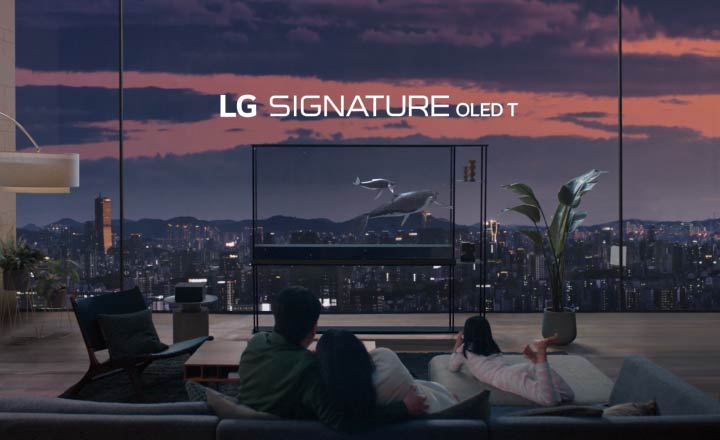 Valar simmar upp mot ett vänster hörn av LG SIGNATURE OLED T medan vattennivån sänks för att avslöja den genomskinliga skärmen. Bilden zoomar ut för att visa att LG SIGNATURE OLED T står i en foajé framför människor som sitter i en soffa medan valarna fortsätter att simma över den genomskinliga skärmen och en stadssilhuett mot en kvällshimmel avslöjas. 
