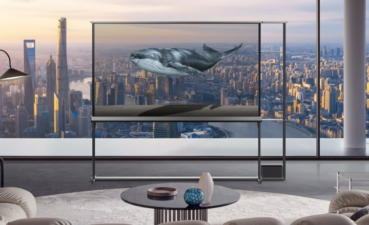 Olika scener som visar surrealistiska bilder när LG Signature OLED T är i transparent läge. En stadsbild med fyrverkerier, en fågel som plockar något ur ett litet träd och fiskar i ett enormt akvarium. Alla dessa scener ser ut som om de händer i verkligheten, men det avslöjas att det bara är bilder som kommer från LG Signature OLED T:s skärm och blandas med den faktiska bakgrunden i verkligheten. 