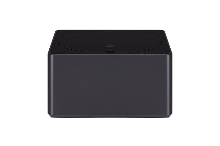 LG AI Magic Remote med AI-knappen markerad. Runt den visas de olika funktionerna som en användare kan komma åt från knappen. AI Voice ID, AI Search, AI Chatbot, AI Concierge, AI Picture Wizard, AI Sound Wizard. Texten förklarar att LG AI Magic Remote kompletterar din AI-upplevelse med en dedikerad AI-knapp och kan användas som en virtuell mus. Peka och klicka.