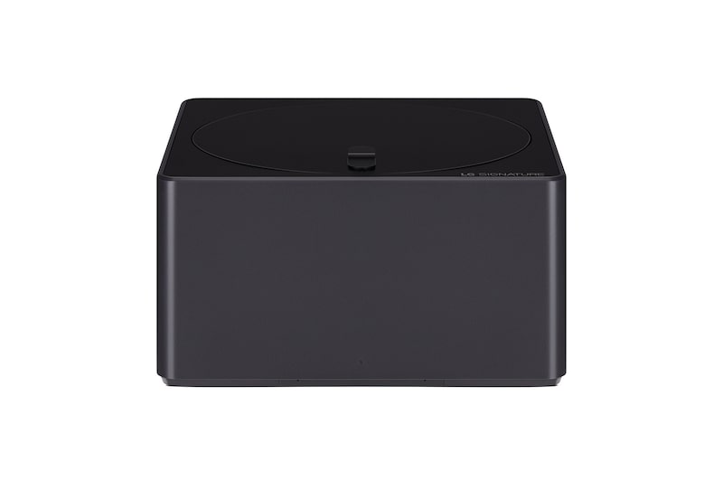 LG AI Magic Remote med AI-knappen markerad. Runt den visas de olika funktionerna som en användare kan komma åt från knappen. AI Voice ID, AI Search, AI Chatbot, AI Concierge, AI Picture Wizard, AI Sound Wizard. Texten förklarar att LG AI Magic Remote kompletterar din AI-upplevelse med en dedikerad AI-knapp och kan användas som en virtuell mus. Peka och klicka.