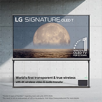 Vy framifrån av en LG OLED M5 TV. Emblemet 12 år som världens ledande OLED och logotypen LG Signature OLED M visas på skärmen. Zero Connect Box i hörnet med titeln, Zero Connect Box med 4K trådlös video- och ljudöverföring på 144Hz