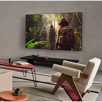 LG AI Magic Remote med AI-knappen markerad. Runt den visas de olika funktionerna som en användare kan komma åt från knappen. AI Voice ID, AI Search, AI Chatbot, AI Concierge, AI Picture Wizard, AI Sound Wizard. Texten förklarar att LG AI Magic Remote kompletterar din AI-upplevelse med en dedikerad AI-knapp och kan användas som en virtuell mus. Peka och klicka.