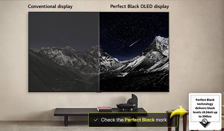 Vardagsrum med en väggmonterad LG OLED TV. På TV:n visas en bergskedja mot en mörk kvällshimmel fylld av stjärnor. Denna scen delas itu. Den ena sidan visar en mattare, gråare version av landskapet med texten Icke-perfekta svärtor. Den andra sidan visar en mer tilltalande bild med ett större dynamiskt omfång av svärtor och högdagrar. Denna har texten Perfect Black-skärm. Logotypcertifiering syns också, Perfect Black-teknik levererar svärtor mörkare än eller lika med 0,24 nit upp till 500 lux. En textbubbla vid dess sida lyder Kontrollera Perfect Black-certifieringsmärket.