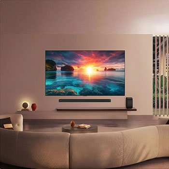 LG OLED evo AI G6 visar en intensiv solnedgång vid havet, med en soundbar och högtalare placerade under skärmen, vilket förbättrar ett lugnt och atmosfäriskt vardagsrum.