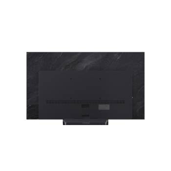 LG OLED evo AI C6 är väggmonterad i ett elegant vardagsrum, med en superslimmad design med smala ramar och visar ett stadslandskap vid en flod vid solnedgången på skärmen. 