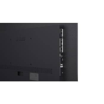 LG OLED evo AI C6 är väggmonterad i ett elegant vardagsrum, med en superslimmad design med smala ramar och visar ett stadslandskap vid en flod vid solnedgången på skärmen. 