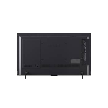 LG OLED evo AI C6 för en oslagbar spelupplevelse i 4K 165 Hz visar ett höghastighetsracingspel med en gul bil med friliggande hjul i rörelse, djärv ”WIN”-text på skärmen och NVIDIA G-SYNC- och AMD FreeSync Premium-logotyper överst.