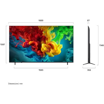 LG QNED evo AI QNED82 Mini LED ultrastor TV visar en intensiv fotbollssituation i stor skala med förfinad bildkvalitet och intensiva färger, medan en familj hejar på tillsammans från soffor i ett vardagsrum.