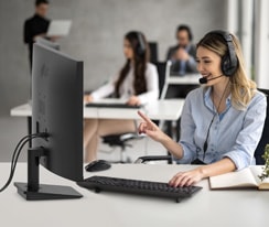 Scener med LG Full HD IPS-skärmar i bruk i ett callcenter.