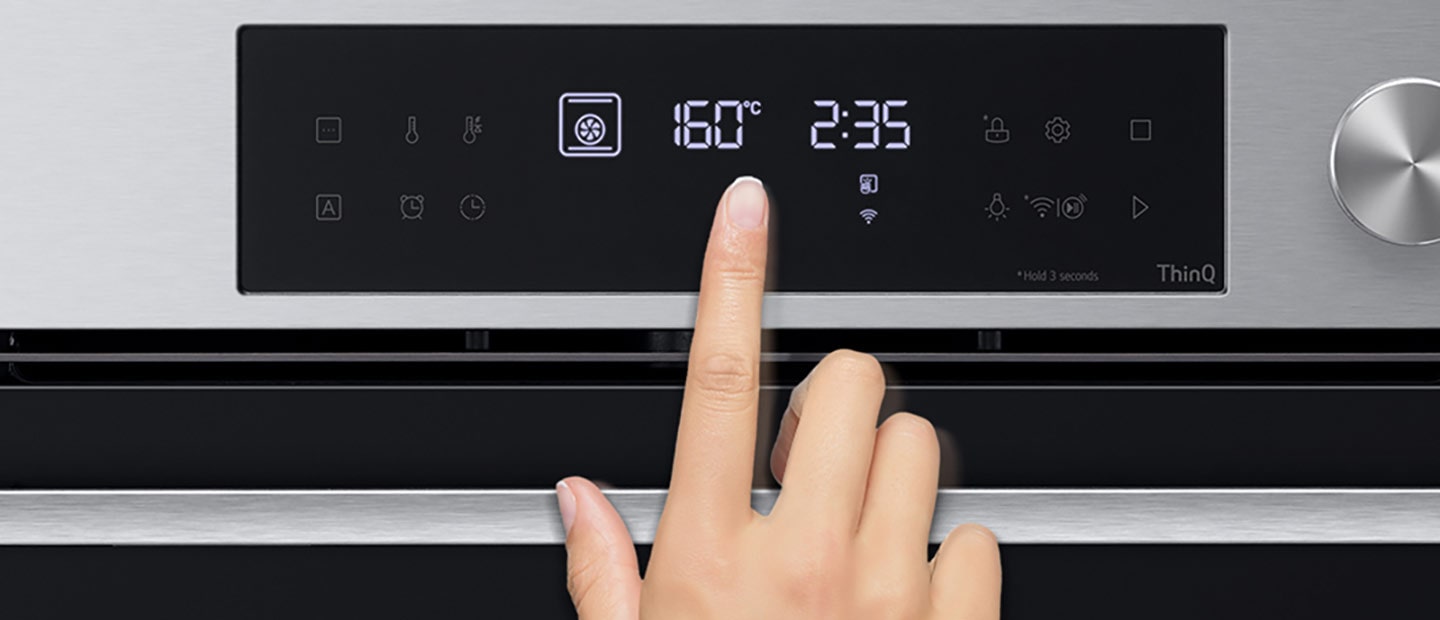 Bild av att trycka på EasyClean-knappen på produktdisplayen med fingret.