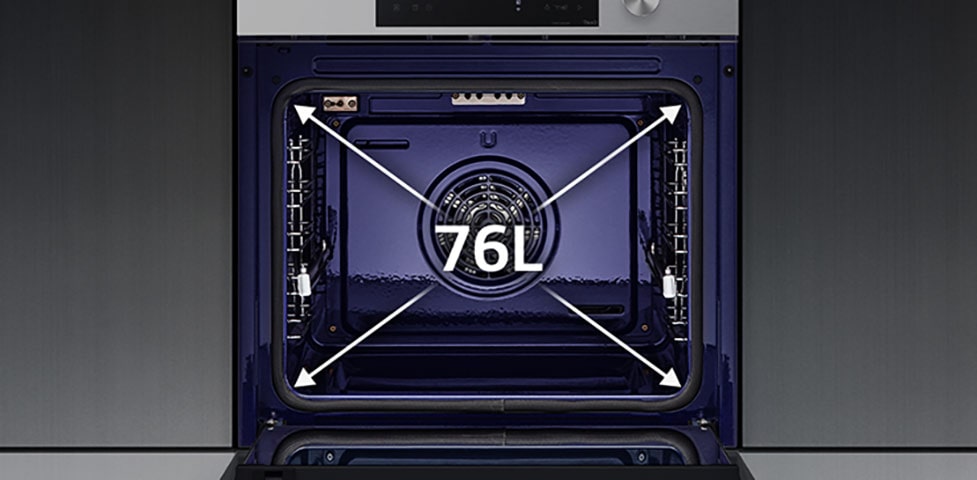 En bild som visar den breda insidan av ugnen.