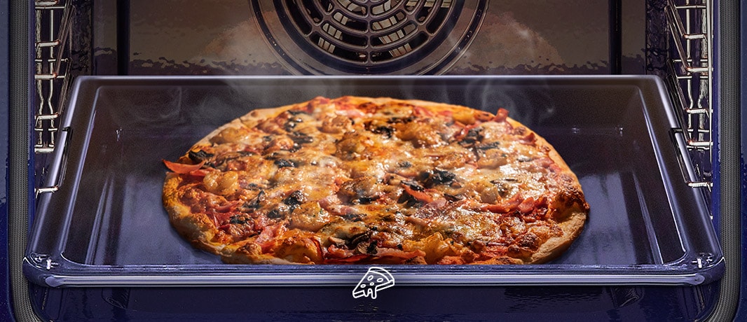 Detta är en bild av pizza bakad i en ugn.