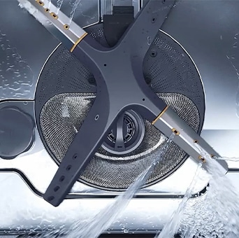 Närbild på kraftfulla vattenstrålar inuti en LG diskmaskin, som visar upp rengöringsteknik för grundliga diskresultat.