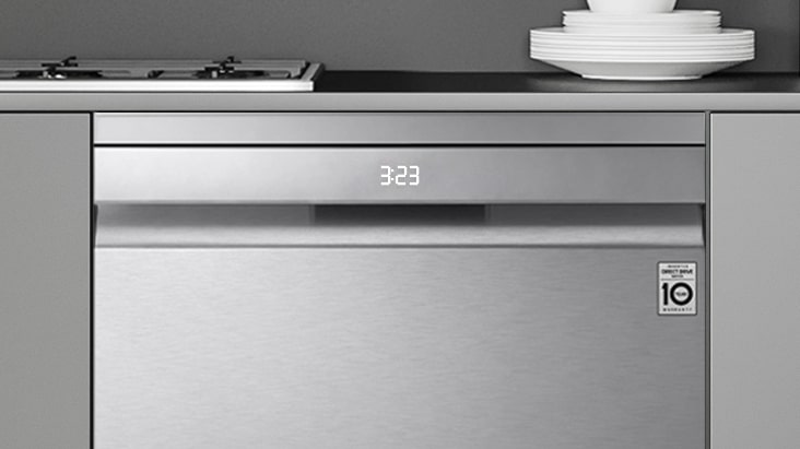 Framifrån av diskmaskinen som visar en digital klocka på displaypanelen