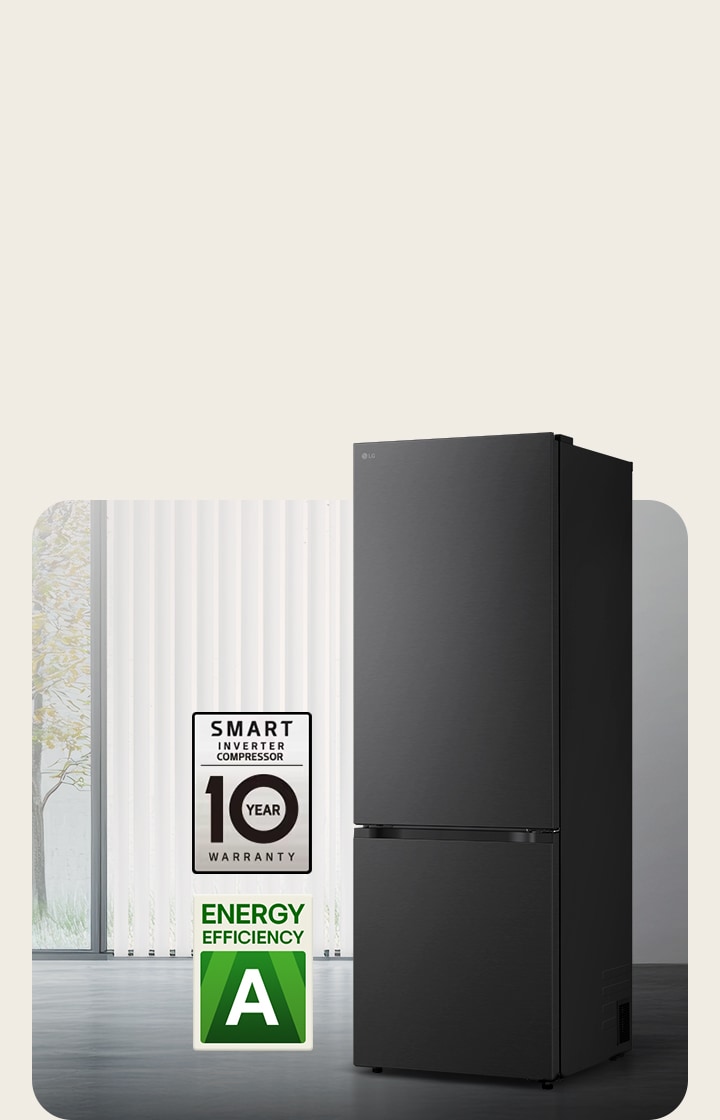 Vy framifrån av LG-bottenfrys (GBBS312AEV), mattsvart, i ljust rum med vertikala persienner, med 10 års kompressorgaranti och ikoner för energieffektivitet C nedanför