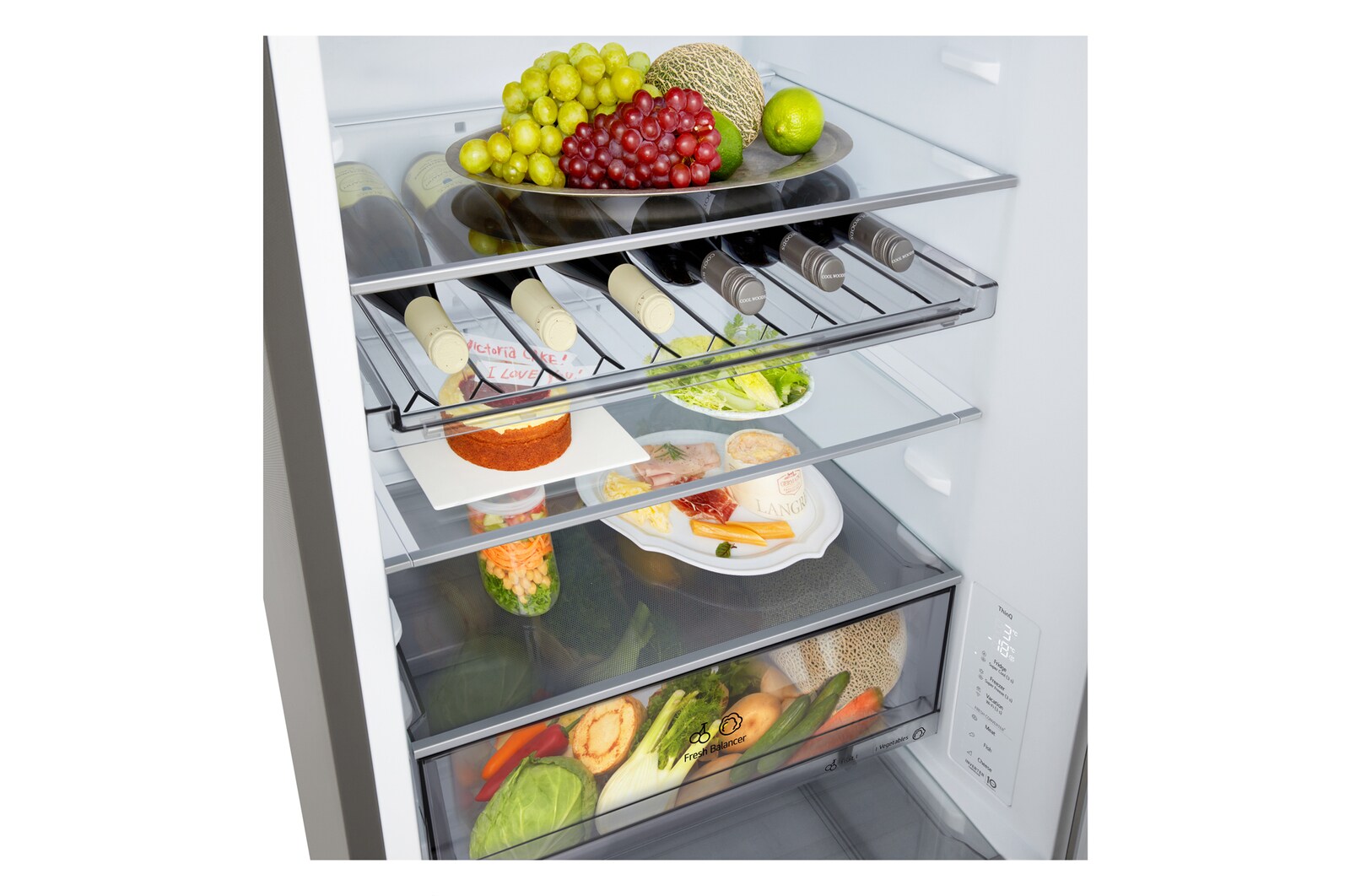 LG bottenfrys (GBBS726CPY) i infälld installation i hög varmt beige vägg med blåa pilar som pekar mot ovansidan och frontytorna