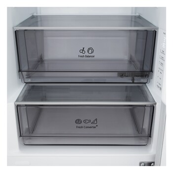 LG kyl/frys (GBBS726CPY) närbild av vinställ med fyra flaskor och en låda med makaroner med hylldesign förstorad i cirkulär bild