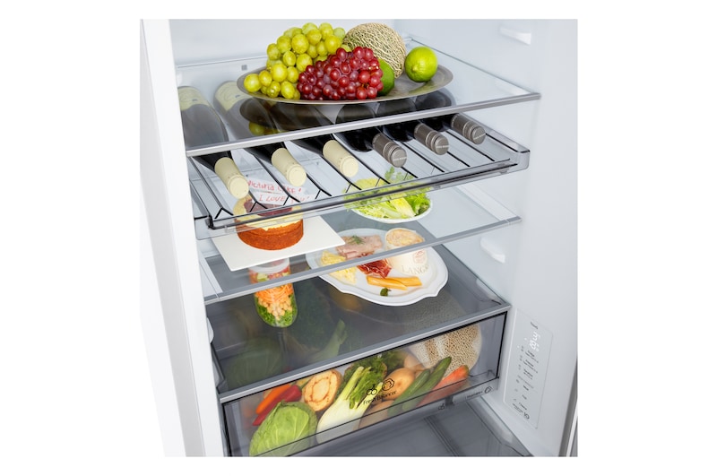 LG bottenfrys (GBBS726CPY) i infälld installation i hög varmt beige vägg med blåa pilar som pekar mot ovansidan och frontytorna