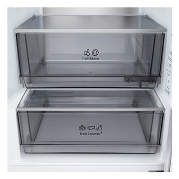Vy från sidan framifrån av LG bottenfrys (GBBS726CPY) som visar utvändig design