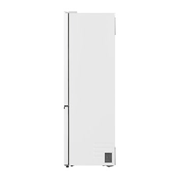 LG kyl/frys (GBBS726CPY) inbyggd i mörkbrunt skåp med fönster och soffa till vänster och diskho till höger