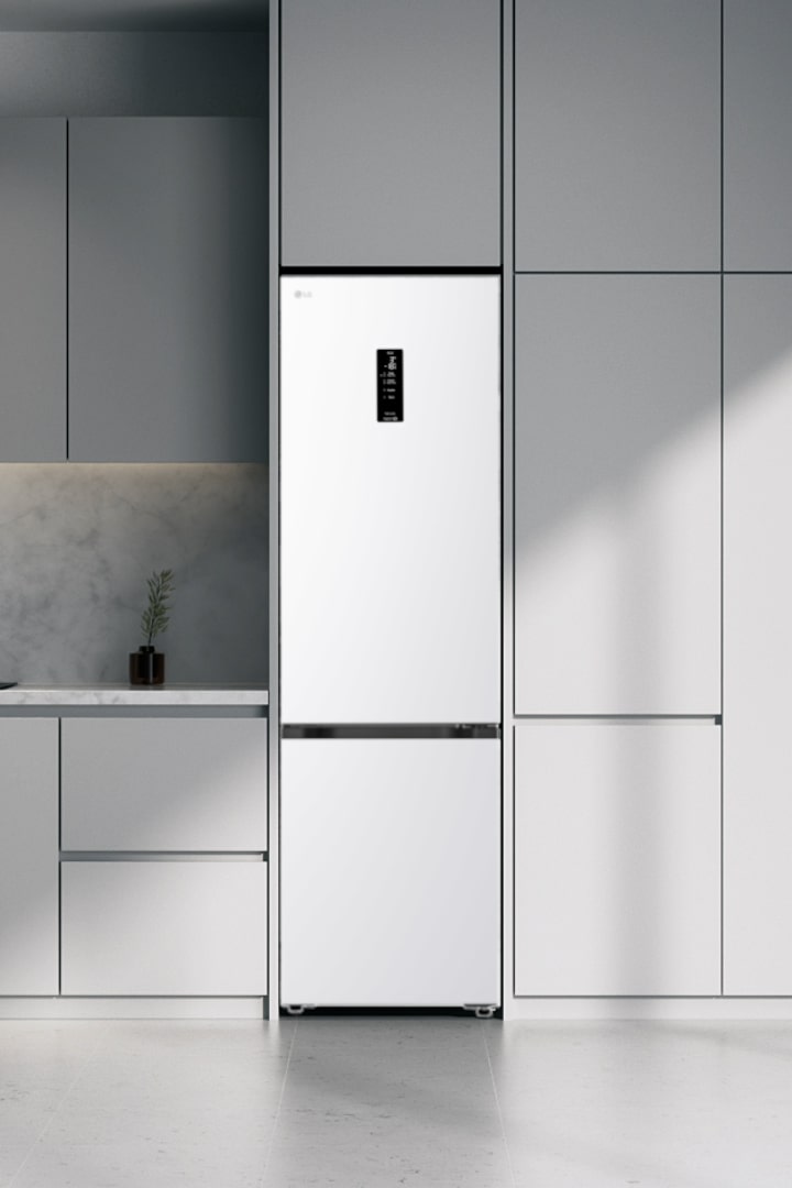Prime Silver LG bottenfrys (GBBS726CPY) i infälld installation i gråa skåp bredvid marmorbänk med induktionshäll och stort fönster till höger