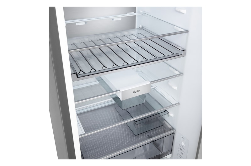 LG kyl/frys (GBBS726CPY) närbild av vinställ med fyra flaskor och en låda med makaroner med hylldesign förstorad i cirkulär bild