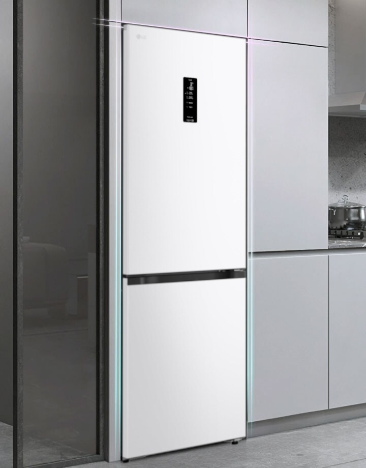 LG mattsvart kyl/frys (GBBSJ11DSW) inbyggd i grått köksskåp med vinkällare till vänster och spishäll med redskap till höger