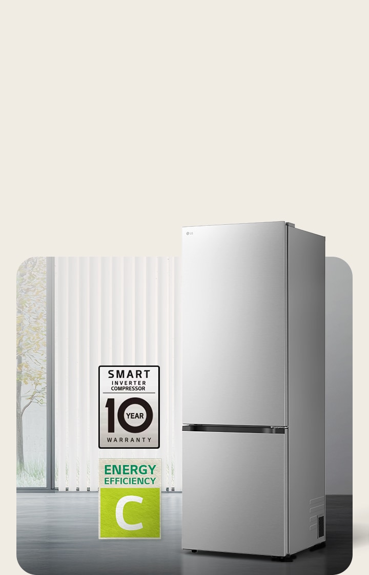 Vy framifrån av LG-bottenfrys (GBBSJ1CCPY), mattsvart, i ljust rum med vertikala persienner, med 10 års kompressorgaranti och ikoner för energieffektivitet C nedanför
