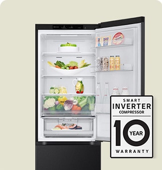 Ett kylskåp fullt med mat med dörren öppen och en bild som visar 10 års garanti av Smart Inverter Compressor™