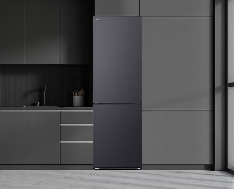 Modernt kök med kylskåp som smälter in i omgivande skåp och som liknar att det vore en inbyggd modell.