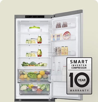 Ett kylskåp fullt med mat med dörren öppen och en bild som visar 10 års garanti av Smart Inverter Compressor™