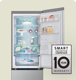 Ett kylskåp fullt med mat med dörren öppen och en bild som visar 10 års garanti av Smart Inverter Compressor™