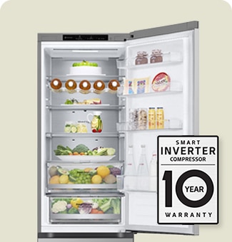 Ett kylskåp fullt med mat med dörren öppen och en bild som visar 10 års garanti av Smart Inverter Compressor™