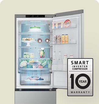 Ett kylskåp fullt med mat med dörren öppen och en bild som visar 10 års garanti av Smart Inverter Compressor™