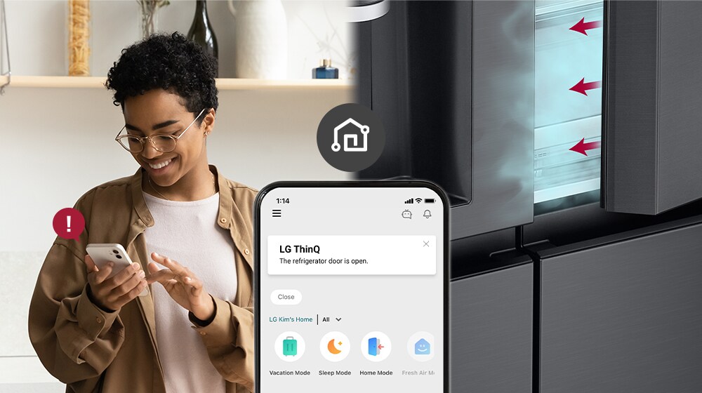 Bilden till vänster visar kvinnan som tittar på smartphonen. Bilden till höger visar att kylskåpsdörren har lämnats öppen. I förgrunden av de två bilderna är telefonskärmen som visar LG ThinQ-appaviseringar och Wi-Fi-ikonen ovanför telefonen.