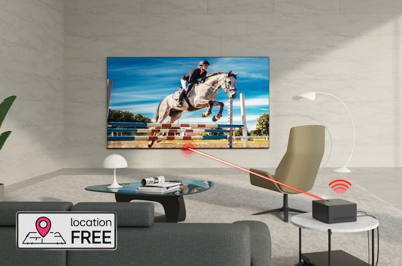 En LG OLED evo M4 monterad på en marmorvägg i ett ljust, modernt vardagsrum. En Zero Connect Box på ett bord bakom andra möbler, och en röd Wi-Fi-signal och en röd stråle som sänder ut mot TV:n. Ordet "PLATSFRI" i det nedre vänstra hörnet.