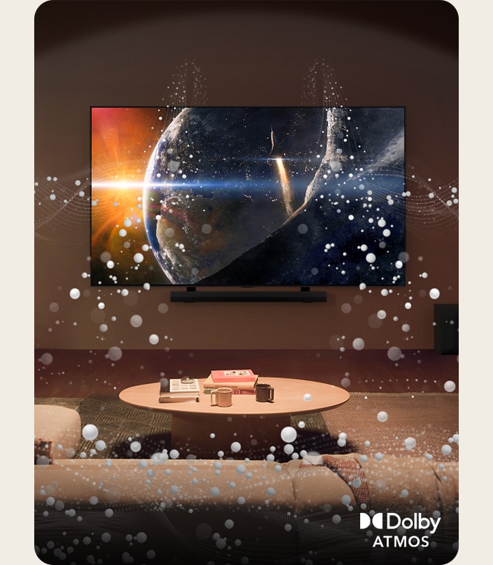 Ett vardagsrum riktat framåt. En ogenomskinlig vit kupol syns tvärs över rummet och en ljus cirkelgrafik omger rummet. Dolby Atmos logotyp i det nedre vänstra hörnet.