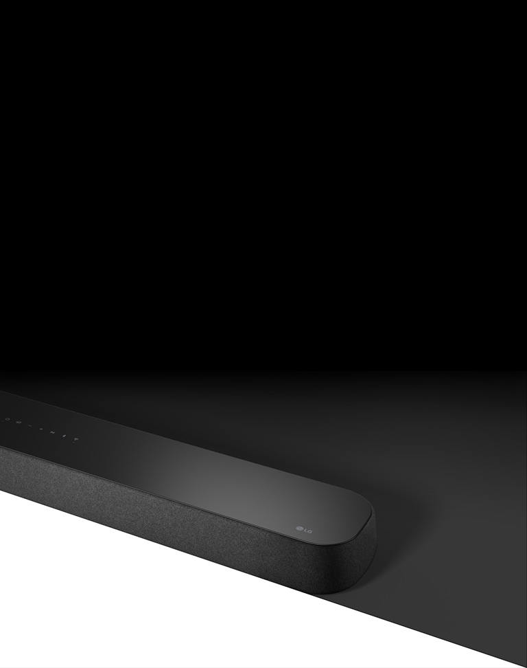 LG Sound Bar SE6S sedd snett uppifrån mot en svart yta. En vit yta visas undertill av designskäl.